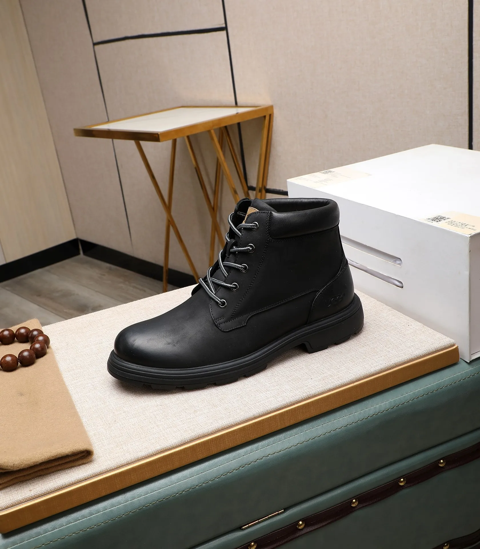 Men's men's shoes💰640 UGG (100% genuine wool lining, 10% off for fake ones) Please pay attention to the quality of the original order and compare the thickness of the wool🏮🏮Hot-selling UGG from Australia's warm luxury brand men's shoes, the official website is synchronized, Beckham men's style..., made of imported top-layer waxed cowhide, waxed toe cap, Australian real wool velvet lining Carefully sewn...Imported rubber Martin boots outsole (comfortable, soft and wear-resistant). I really like the quality..Exquisite workmanship. You can't put it down at first sight. Size 39-44